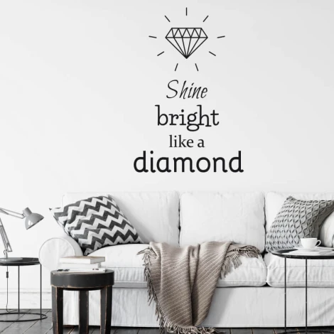 Szablon do malowania shine bright like a diamond 2496 - Aranżacja w salonie. Jasne ściany, sofa z poduszkami w geometryczne