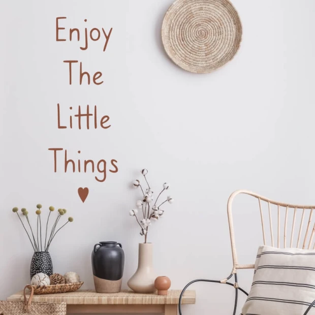 Szablon malarski z napisem Enjoy The Little Things i serduszkiem w przykładowej brązowej kolorystyce