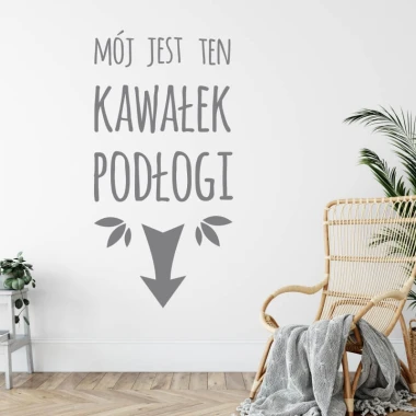 Szablon malarski Mój jes ten kawałek podłogi 2498 - Aranżacja w salonie. Ściany w jasnym kolorze, meble w stylu