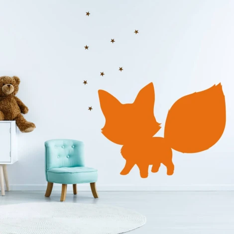 Tablica suchościeralna lis 378 - Aranżacja w pokoju dziecięcym. Ściany w jasnym kolorze, obok misiek i niebieskie krzesło