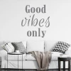 Naklejka dekoracyjna Good vibes only 2510 - Aranżacja w salonie. Jasne ściany, jasna sofa, poduszki w różnych wzorach