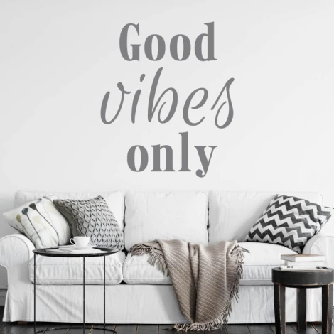 Naklejka dekoracyjna Good vibes only 2510 - Aranżacja w salonie. Jasne ściany, jasna sofa, poduszki w różnych wzorach