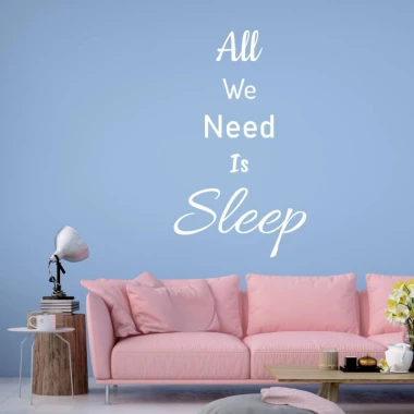 Naklejka na ścianę All we need is sleep 2500 - Aranżacja w salonie. Ściana w jasnym kolorze, różowa kanapa z poduszkami