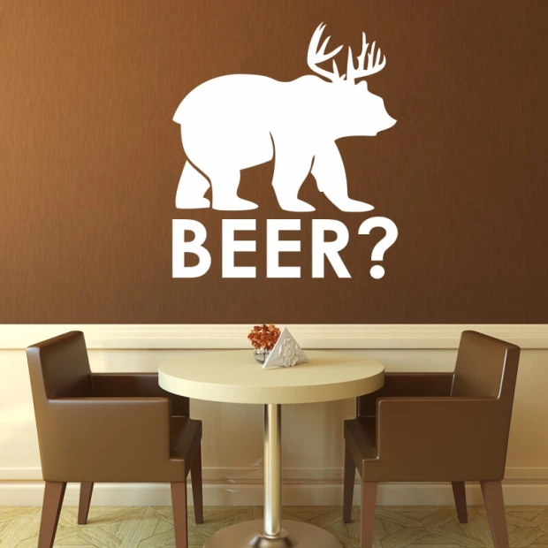 Naklejka na ścianę beer? 2503 - Aranżacja w jadalni. Ściany w kolorze brązowym, stół z białym obrusem i krzesła w odcieniu