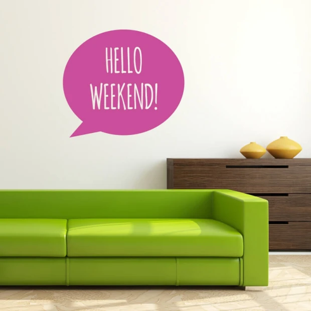 Naklejka na ścianę w kształcie chmurki dialogowej z wyciętym napisem HELLO WEEKEND! w przykładowym różowym kolorze