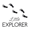 Naklejka na ścianę Little explorer 2506 - Wzór graficzny. Stopy dziecięce prowadzą do napisu Little Explorer