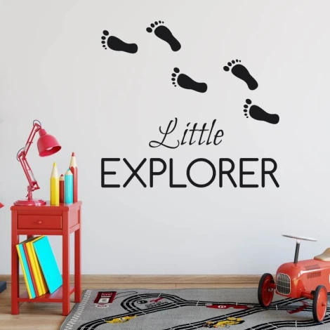 Naklejka na ścianę Little explorer 2506 - Aranżacja w pokoju dziecięcym. Ściany w jasnych kolorach, meble w intensywnych