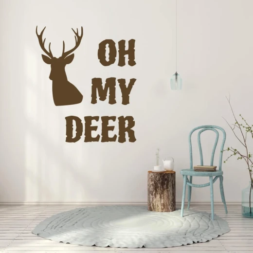 Naklejka na ścianę we wnętrzu z motywem głowy jelenia i napisem OH MY DEER w przykładowym brązowym kolorze