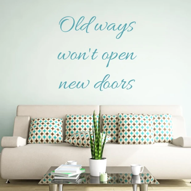 Naklejka na ścianę Old ways wont open new doors 2504 - Aranżacja w salonie. Ściany w jasnym kolorze, kanapa z poduszkami