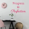 Naklejka na ścianę Progress not perfection 2513 - Aranżacja w salonie. Ściany w jasnym kolorze, stół i zegar w pastelowych