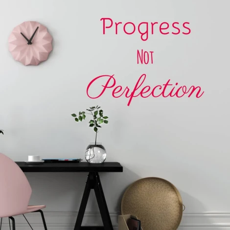 Naklejka na ścianę Progress not perfection 2513 - Aranżacja w salonie. Ściany w jasnym kolorze, stół i zegar w pastelowych