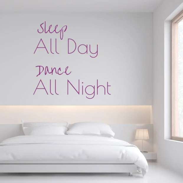 Naklejka na ścianę Sleep all day dance all night 2507 - Aranżacja w sypialni. Ściany w jasnym kolorze, minimalistyczne meble