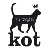 Naklejka na ścianę Tu rządzi kot 2511 - Wzór graficzny. Czarny kot z koroną idzie obok napisu Tu rządzi kot