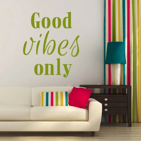 Szablon do malowania Good vibes only 2510 - Aranżacja w salonie. Ściany w jasnym kolorze, sofa w jasnym odcieniu, kolorowe