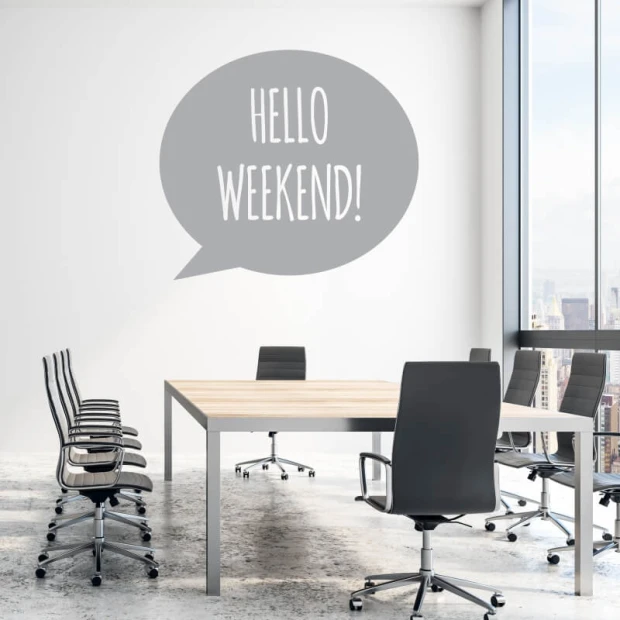 Szablon malarski z napisem Hello weekend w dymku dialogowym, pokazany jako gotowy wzór na ścianie biura