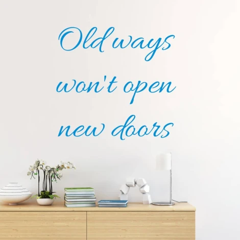 Szablon malarski Old ways wont open new doors 2504 - Aranżacja w salonie. Jasne ściany, minimalistyczne meble, rośliny