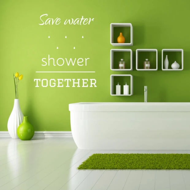 Szablon malarski Save water shower together 2508 - Aranżacja w łazience. Zielona ściana z białymi meblami i dodatkami