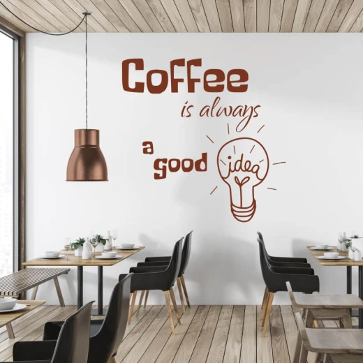 Szablon malarski z napisem Coffee is always a good idea i żarówką w przykładowej brązowej kolorystyce
