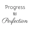Szablon na ścianę Progress not perfection 2513 - Wzór graficzny. Tekst w trzech liniach, różne style czcionek