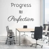 Szablon na ścianę Progress not perfection 2513 - Aranżacja w biurze. Jasne ściany i minimalistyczne meble