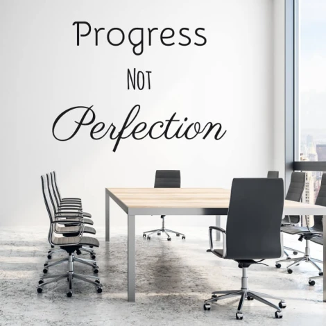 Szablon na ścianę Progress not perfection 2513 - Aranżacja w biurze. Jasne ściany i minimalistyczne meble
