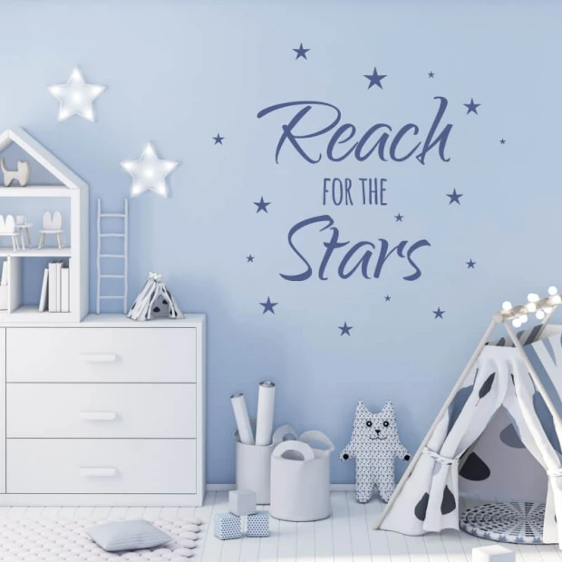Szablon malarski z napisem Reach for the stars i gwiazdkami w przykładowej niebieskiej kolorystyce