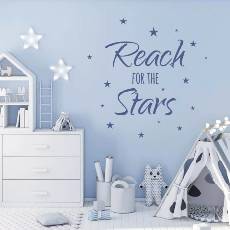 Szablon na ścianę Reach for the stars 2505 - Aranżacja w pokoju dziecięcym. Ściany w jasnym kolorze, meble w bieli, elementy