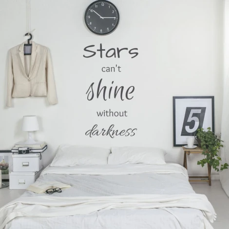 Szablon na ścianę Stars cant shine without darkness 2501 - Aranżacja w sypialni. Ściany w jasnym kolorze, minimalistyczne