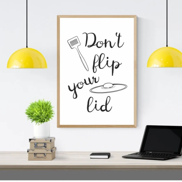 Plakat do kuchni w jasnej drewnianej ramie z czarnym napisem Don\'t flip your lid oraz grafiką jajka i łopatki
