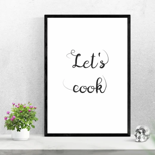 Plakat do kuchni z czarnym napisem Let\'s cook na białym tle, oprawiony w prostą, ciemną ramę