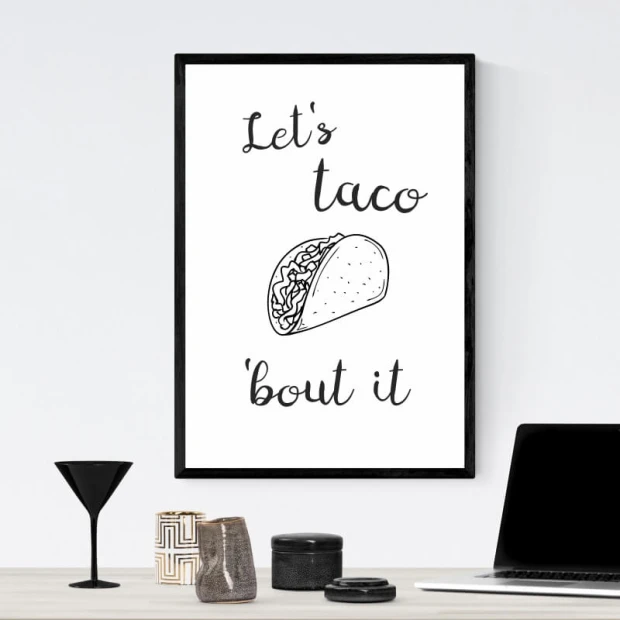 Plakat w czarnej ramie z grafiką przedstawiającą taco oraz napisem Let\'s taco \'bout it