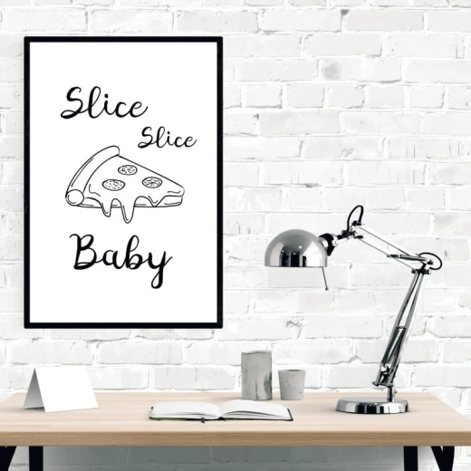 Plakat do kuchni w czarnej ramie z rysunkiem kawałka pizzy i napisem Slice slice Baby