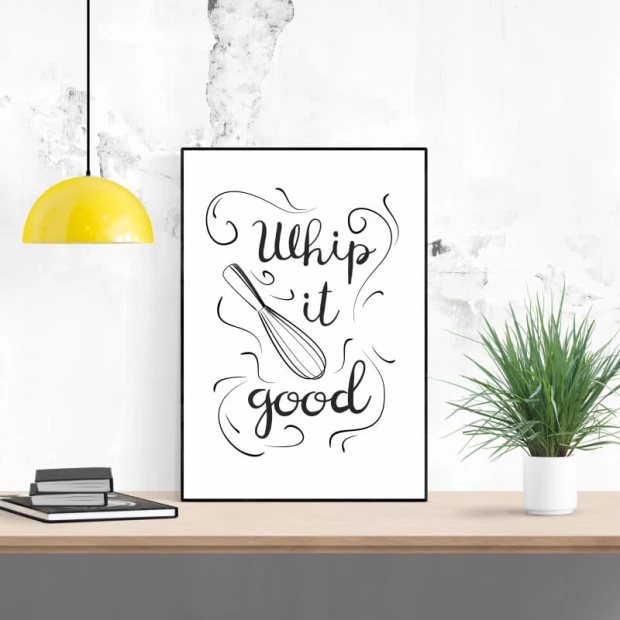 Plakat do kuchni w czarnej ramie z napisem Whip it good i grafiką trzepaczki kuchennej we wnętrzu
