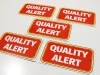 Mata magnetyczna z własnym nadrukiem - Wzór graficzny. Czerwone tło z białym napisem QUALITY ALERT w prostokątnych ramkach