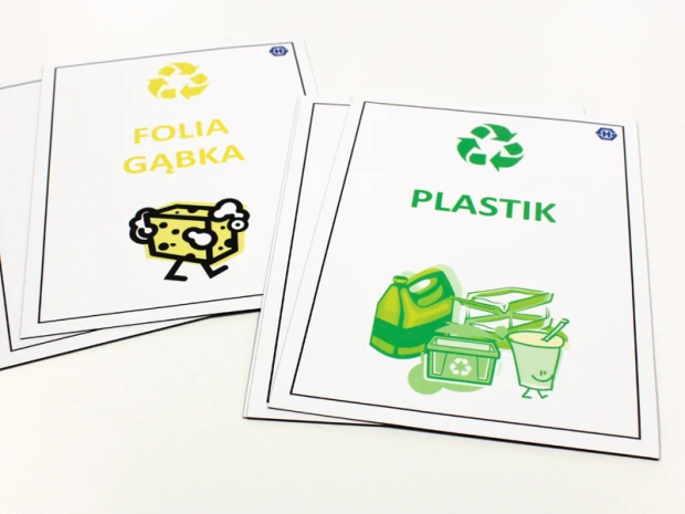 Mata magnetyczna z własnym nadrukiem - Wzór graficzny. Grafika przedstawia symbole recyklingu oraz rysunki pojemników