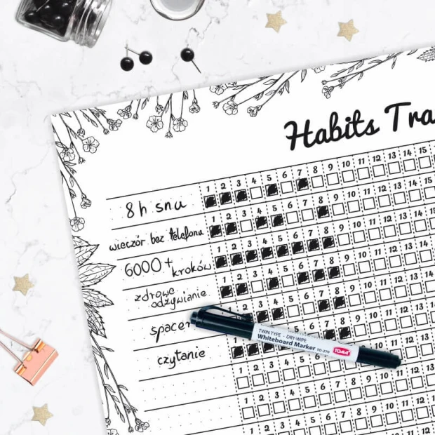 Tablica magnetyczna z przykładowym nadrukiem Habits tracker i wpisanymi nawykami oraz markerem
