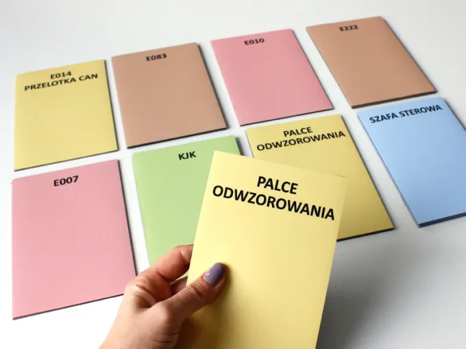 MAGNES suchościeralny na wymiar z własnym nadrukiem - Wzór graficzny. Kolorowe kartki w różnych odcieniach z dużymi napisami