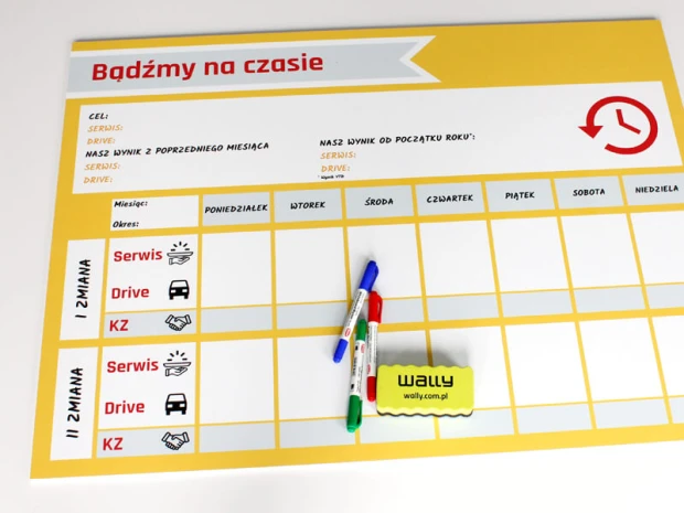 Prostokątna tablica suchościeralna na podłożu PCV z przykładowym nadrukiem planera, markerami i gąbką