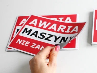 Indywidualny magnes drukowany w wymiarze 20x14,3 cm - Wzór graficzny. Czerwone tło z białym i czarnym tekstem