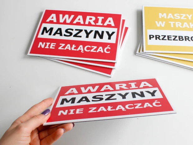 Indywidualny magnes z nadrukiem na podkładzie PCV 2 mm w wymiarze 20x14,3 cm - Wzór graficzny. Czerwone tło z białym napisem