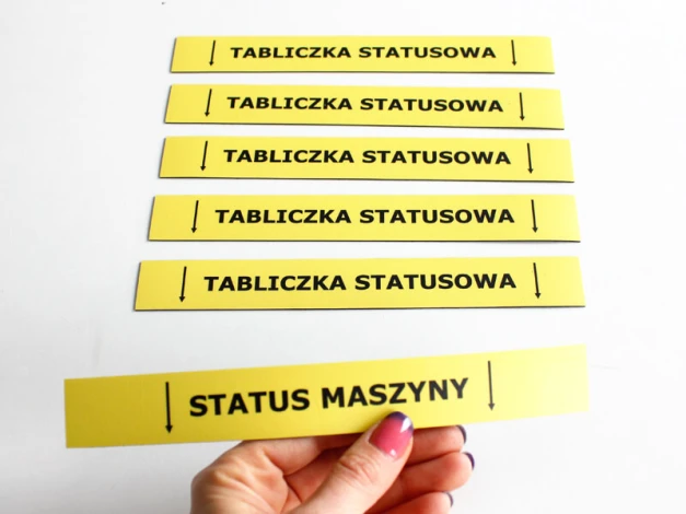 Indywidualny magnes z nadrukiem w wymiarze 19,5x2,5 cm - Wzór graficzny. Żółte tło z czarnym tekstem TABLICZKA STATUSOWA