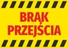 Naklejka Brak przejścia N011 - Wzór graficzny. Żółte tło z czerwonym napisem BRAK PRZEJŚCIA i czarnymi paskami