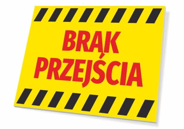 Żółta ostrzegawcza tabliczka BHP z czerwonym napisem Brak przejścia i czarno-żółtymi pasami ostrzegawczymi