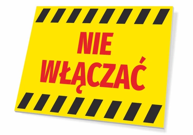 Żółta ostrzegawcza tabliczka BHP z czerwonym napisem NIE WŁĄCZAĆ i czarno-żółtymi pasami ostrzegawczymi