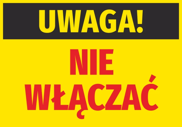 Żółta naklejka ostrzegawcza BHP z czarnym pasem i czerwonym napisem Uwaga nie włączać na białym tle