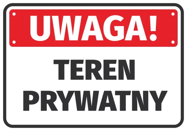 Prostokątna naklejka ostrzegawcza na białym tle z czerwonym pasem i czarnym napisem Uwaga Teren prywatny