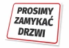 Tabliczka Prosimy zamykać drzwi T048 - Wzór graficzny. Prosta prostokątna tabliczka z białym tłem i czarnym tekstem w dużych