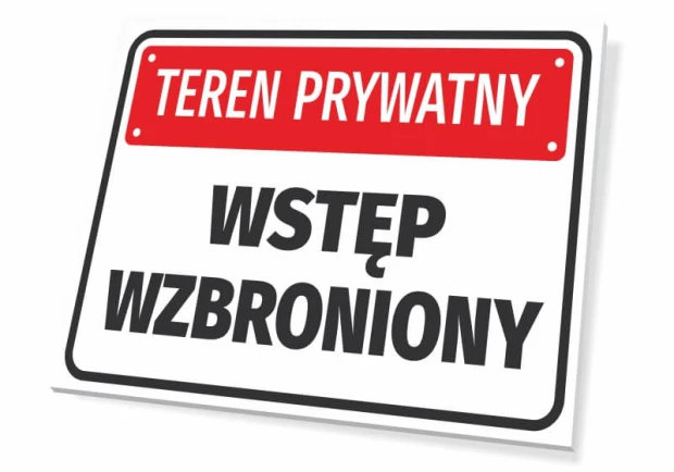 Tabliczka zakazu z napisem Teren prywatny wstęp wzbroniony na białym tle, z czerwonym elementem ostrzegawczym