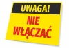 Tabliczka Uwaga nie włączać - Wzór graficzny. Prostokątna tabliczka z żółtym tłem, czarnym napisem i czerwonymi literami