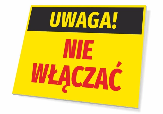 Tabliczka Uwaga nie włączać - Wzór graficzny. Prostokątna tabliczka z żółtym tłem, czarnym napisem i czerwonymi literami